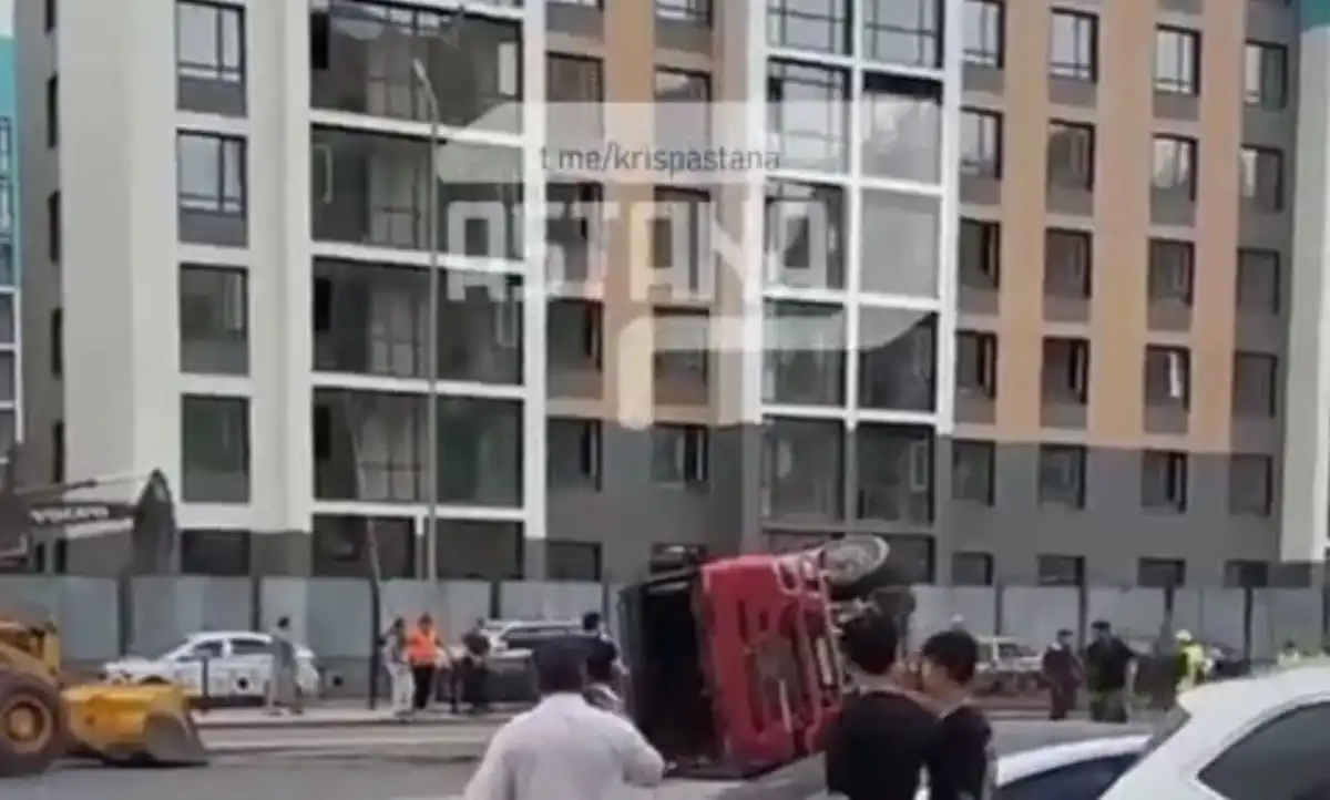 В Астане перевернулся грузовик после цепного ДТП