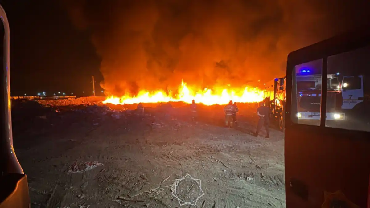 В Астане всю ночь тушили пожар на мусорном полигоне