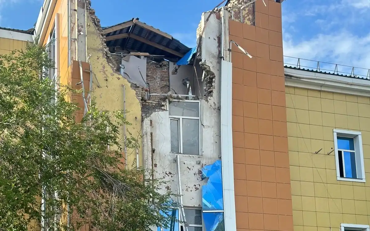 Обрушение произошло в 4-этажном здании в Караганде: эвакуированы 15 человек
