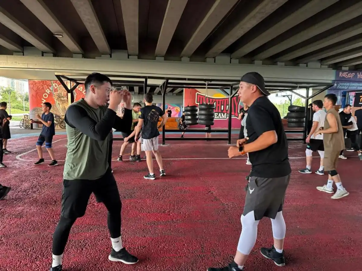 Чемпион мира по MMA проводит бесплатные занятия в парках столицы
