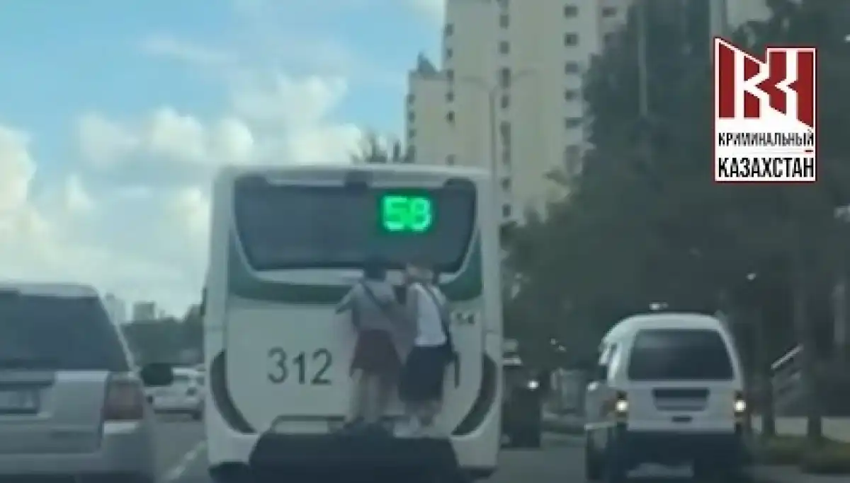 Подростки прокатились на «зацепе» за автобусом в Астане