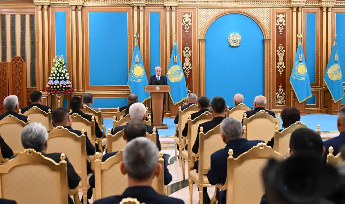 Токаев наградил работников транспорта