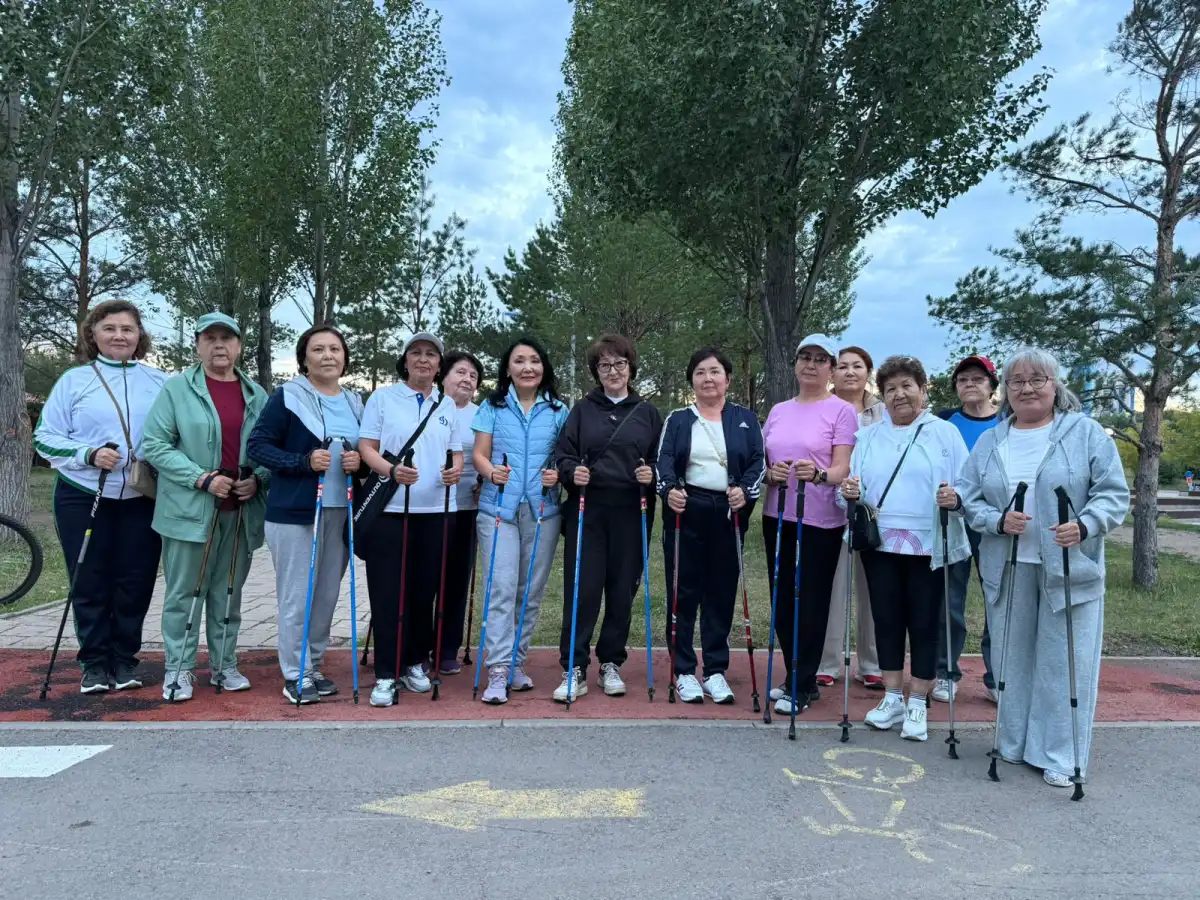 Скандинавская ходьба в Астане: в парке «Жетысу» прошло бесплатное занятие для горожан