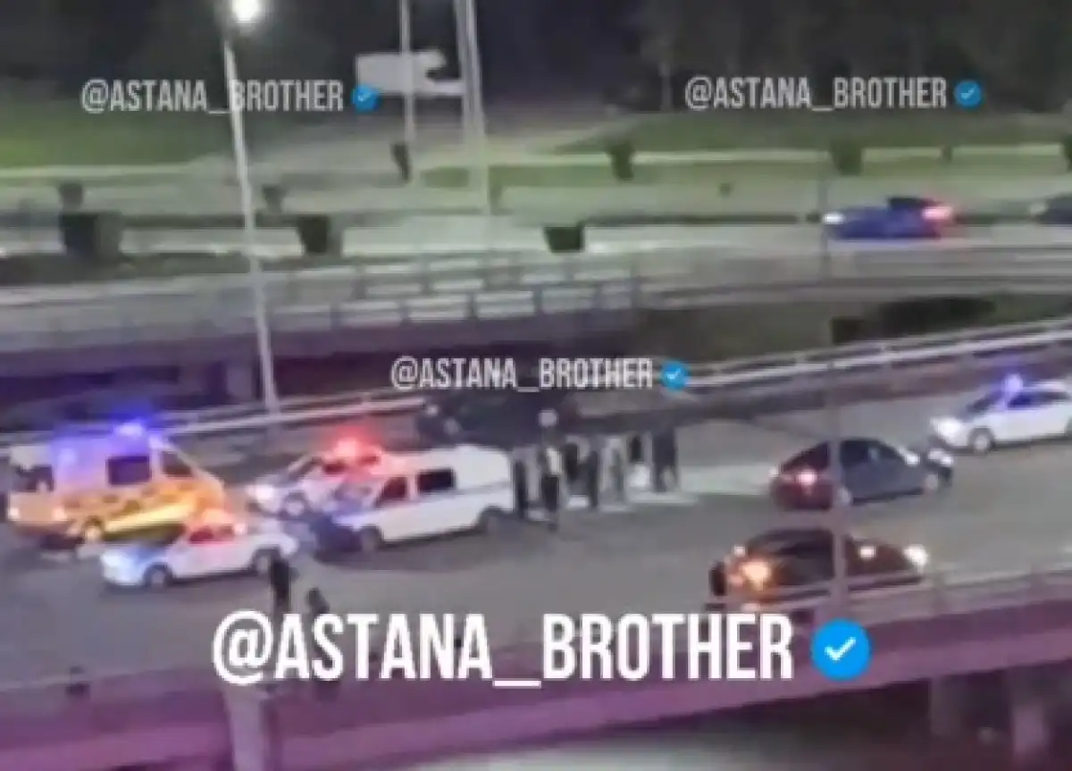 Авто наехало на двух дорожных рабочих в Астане: один из них погиб