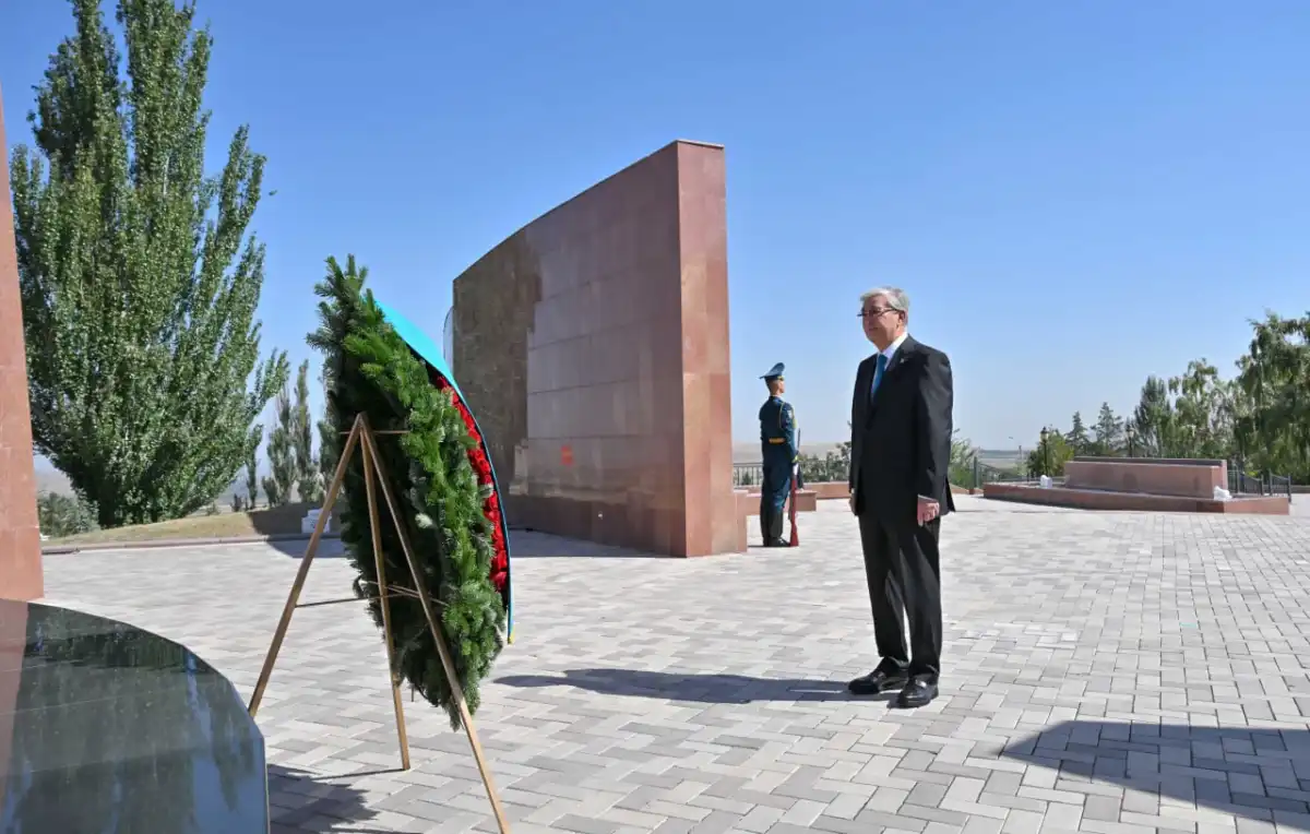 Токаев посетил мемориальный комплекс «Ата-Бейит» в Кыргызстане