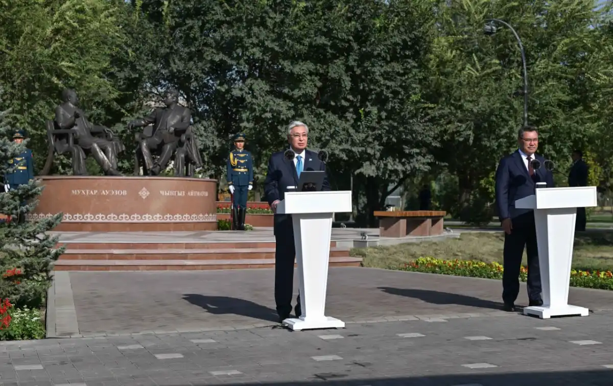 Токаев и Жапаров открыли памятник «Золотой мост дружбы»