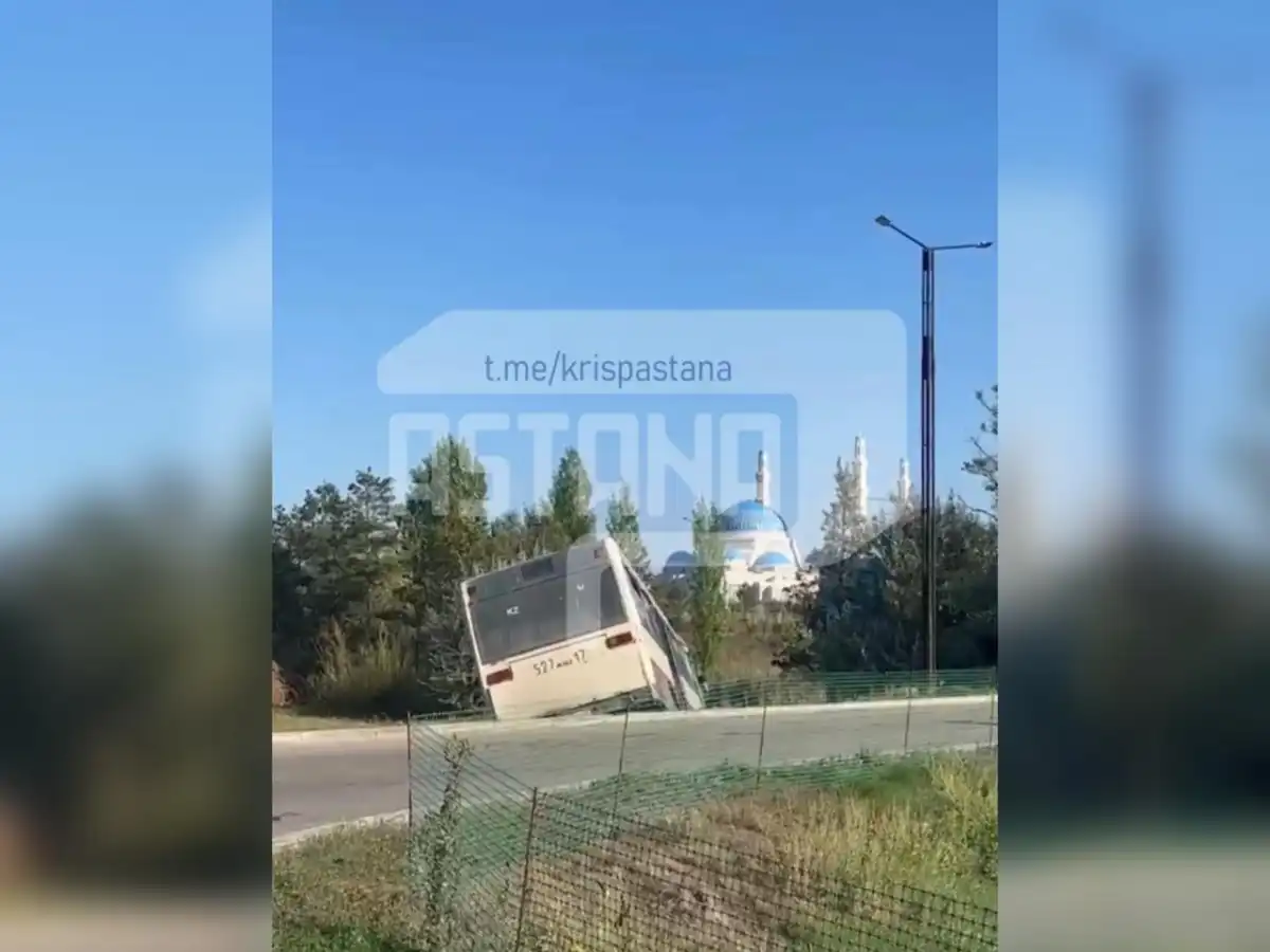 Автобус с пассажирами съехал в кювет в Астане (ВИДЕО)