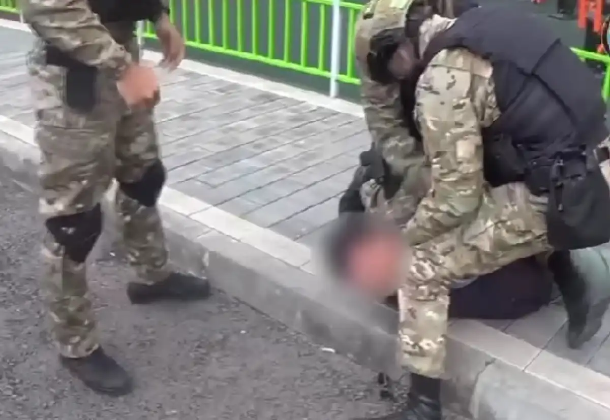Жители столичной многоэтажки стали свидетелями операции наркоборцов – ВИДЕО