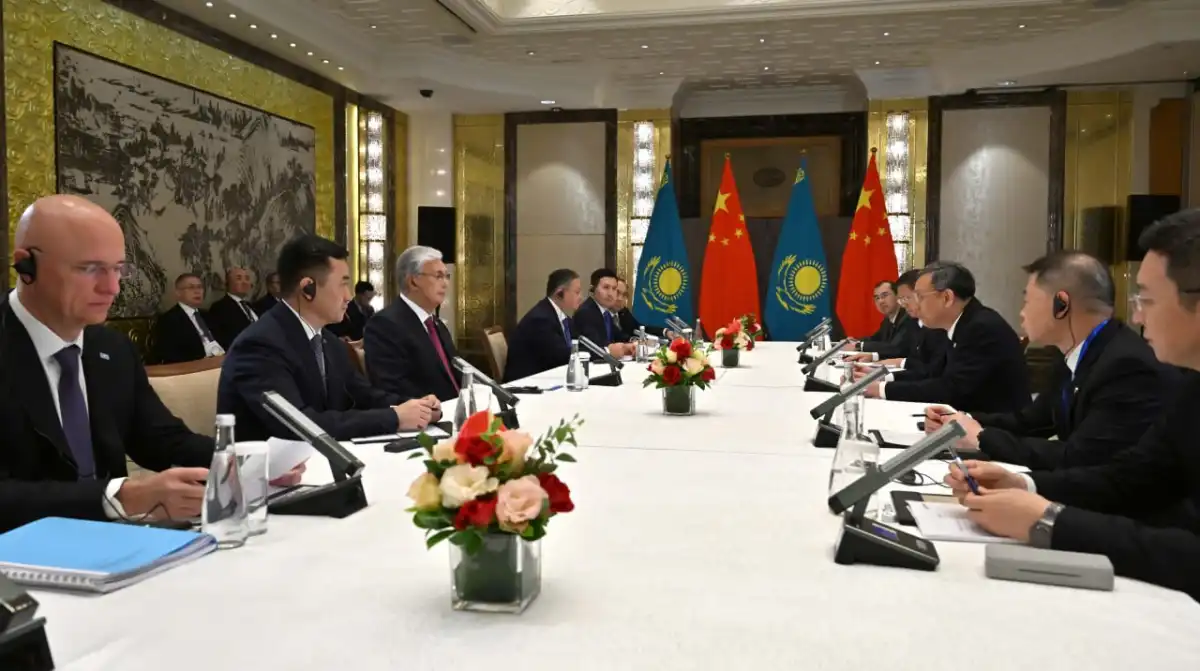 Токаев провел встречу с гендиректором Energy China в Пекине