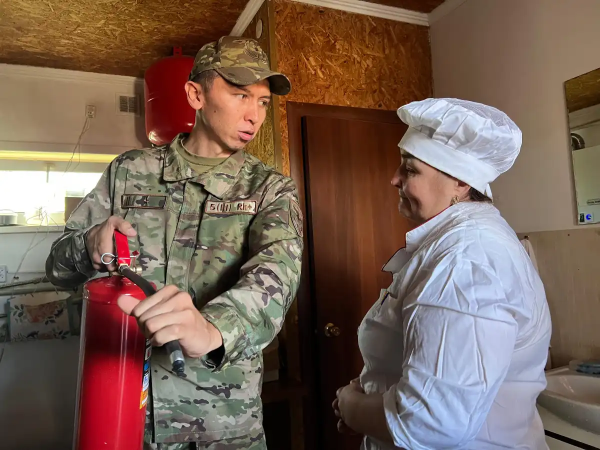«Добрый огнетушитель»: в Астане спасатели провели масштабную акцию для горожан