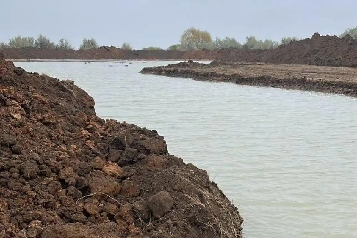 Проводится очистка дна Астанинского водохранилища