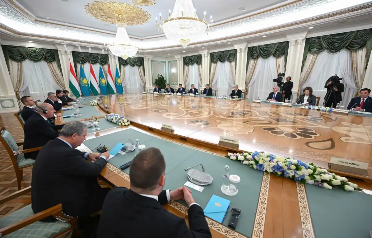 Президенты Казахстана и Венгрии провели переговоры в расширенном формате