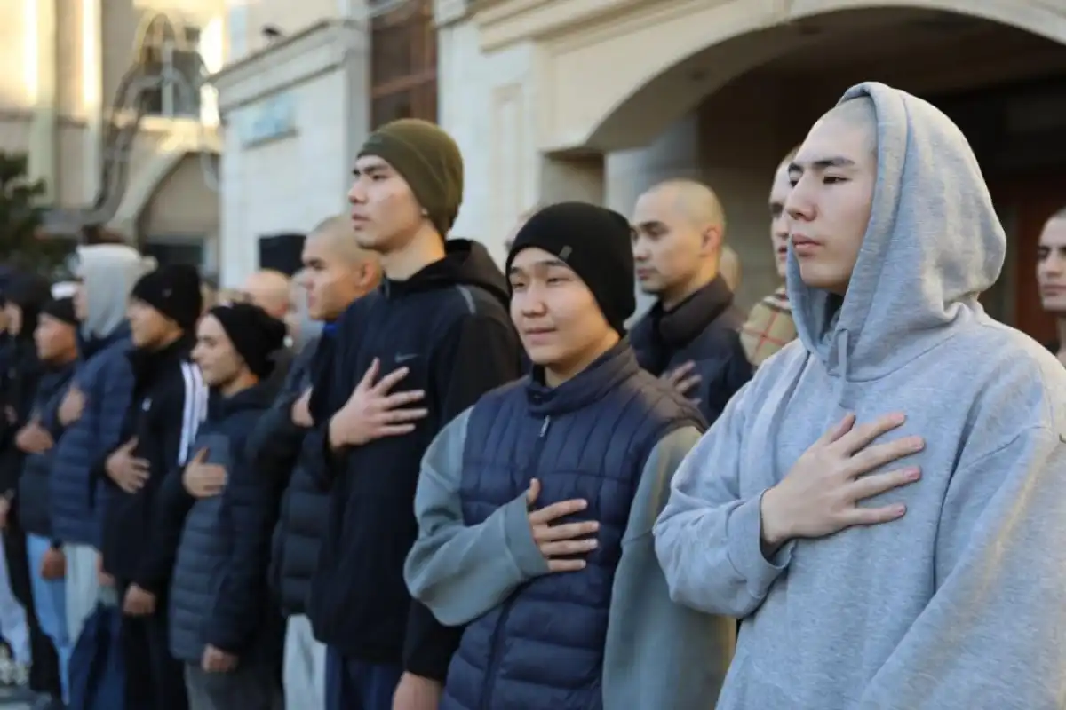 40 новобранцев из Астаны отправились служить в Десантно-штурмовые войска Алматы