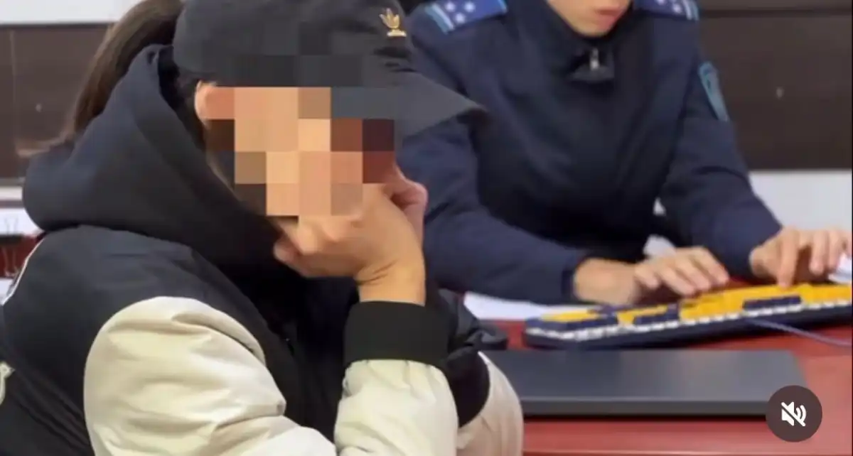 Блогершу из Алматы доставили в полицию после скандального видео с глухонемым таксистом