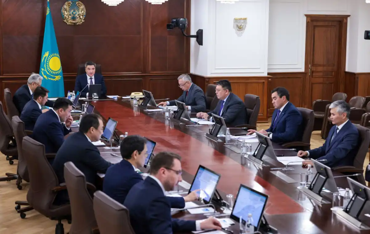 Бектенов высказался о жалобах на медленный Интернет и плохую связь на дорогах