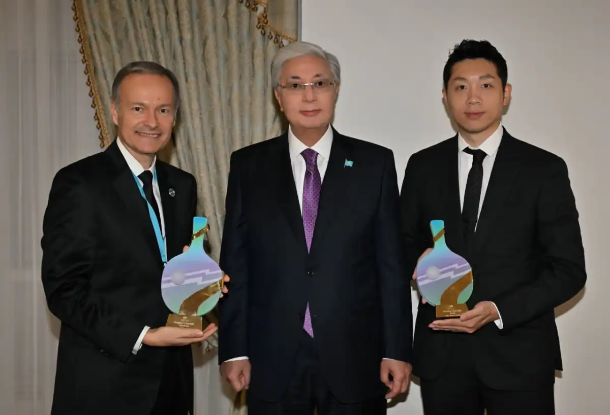 Токаев посетил шоу-матч с участием мировых звезд настольного тенниса