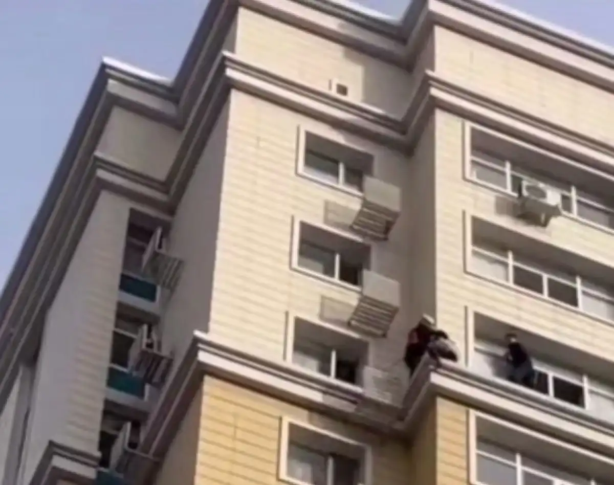 Девушку сняли с парапета на 15-м этаже столичные спасатели – ВИДЕО