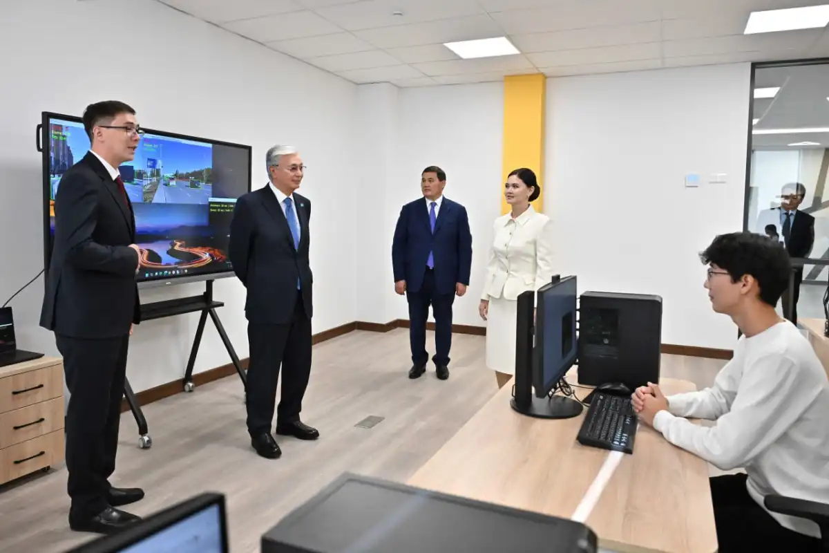 Токаев ознакомился с деятельностью творческо-инновационной академии «Сыр жұлдыздары»