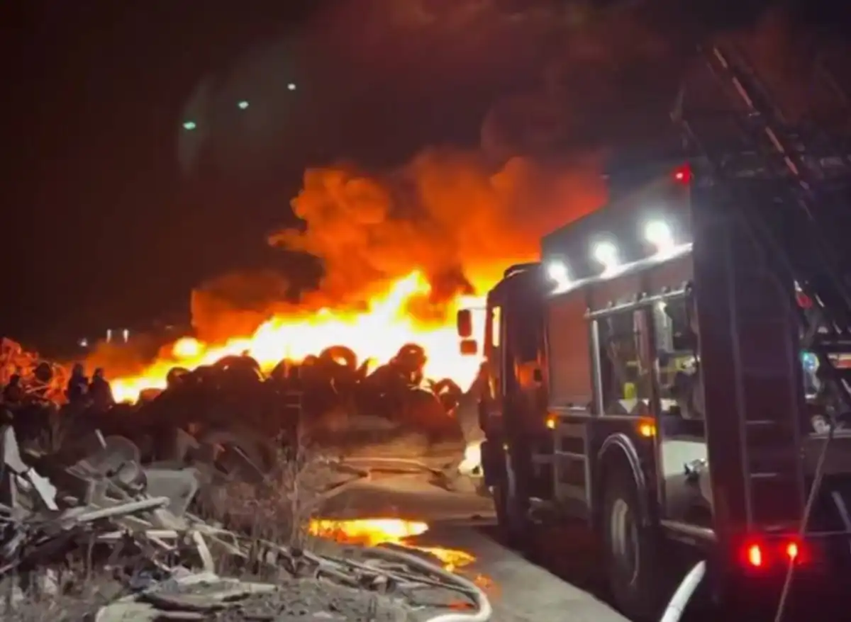 Шины загорелись в Темиртау на площади 290 квадратных метров