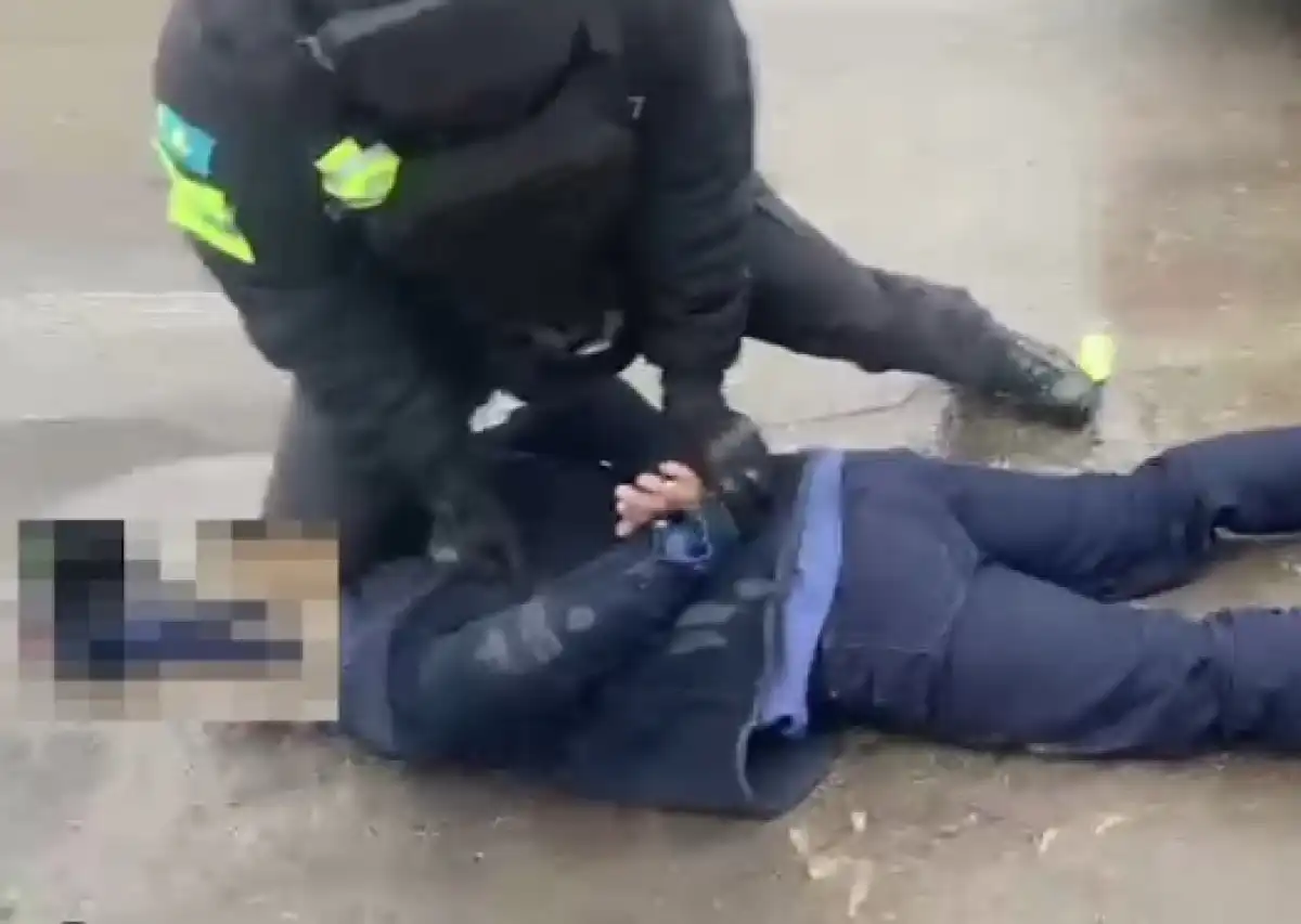 Костанайский полицейский получил удар ножом: подозреваемый задержан