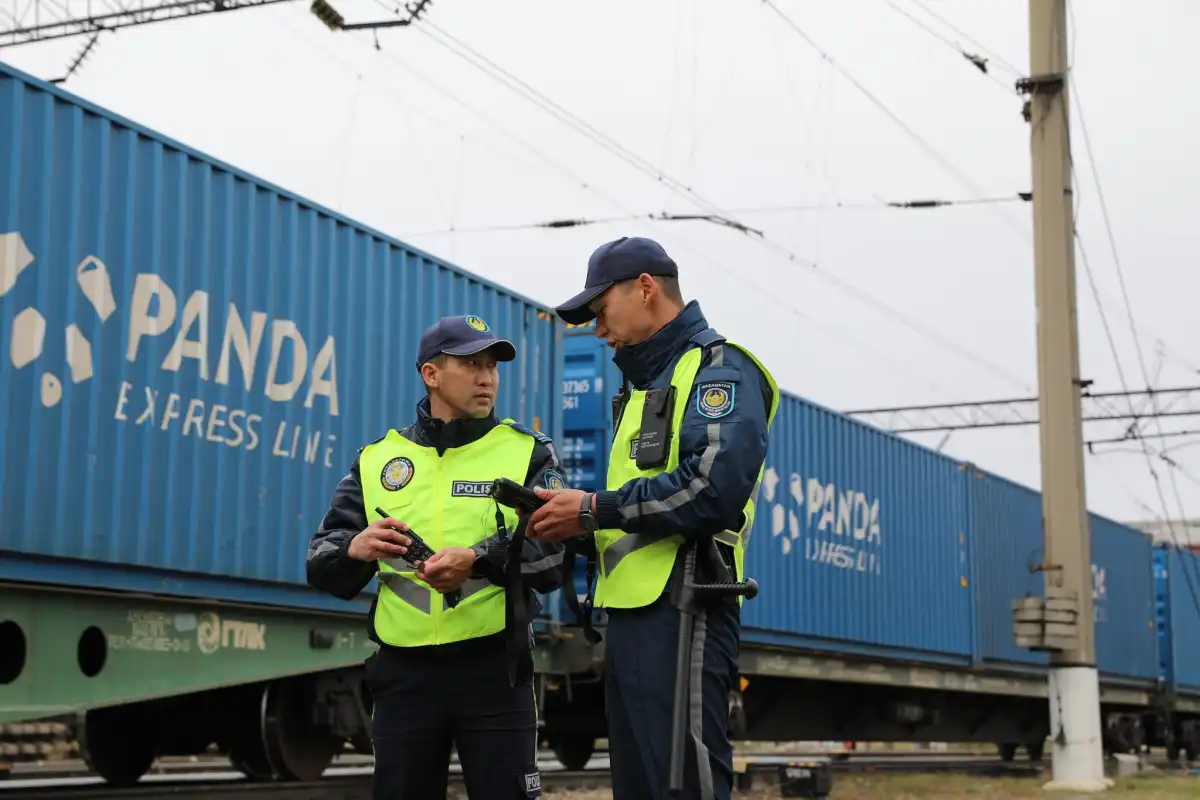 Трое детей из Астаны прокатились на грузовом поезде до другого региона