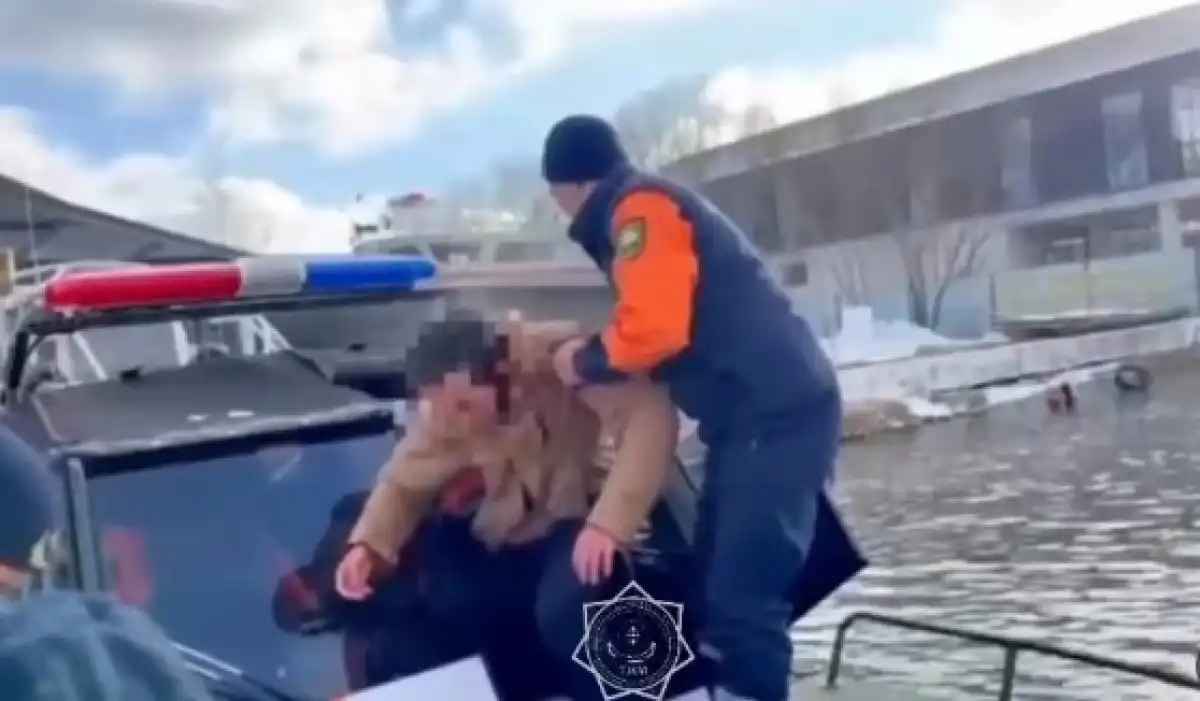 В Астане спасли парня, прыгнувшего с моста