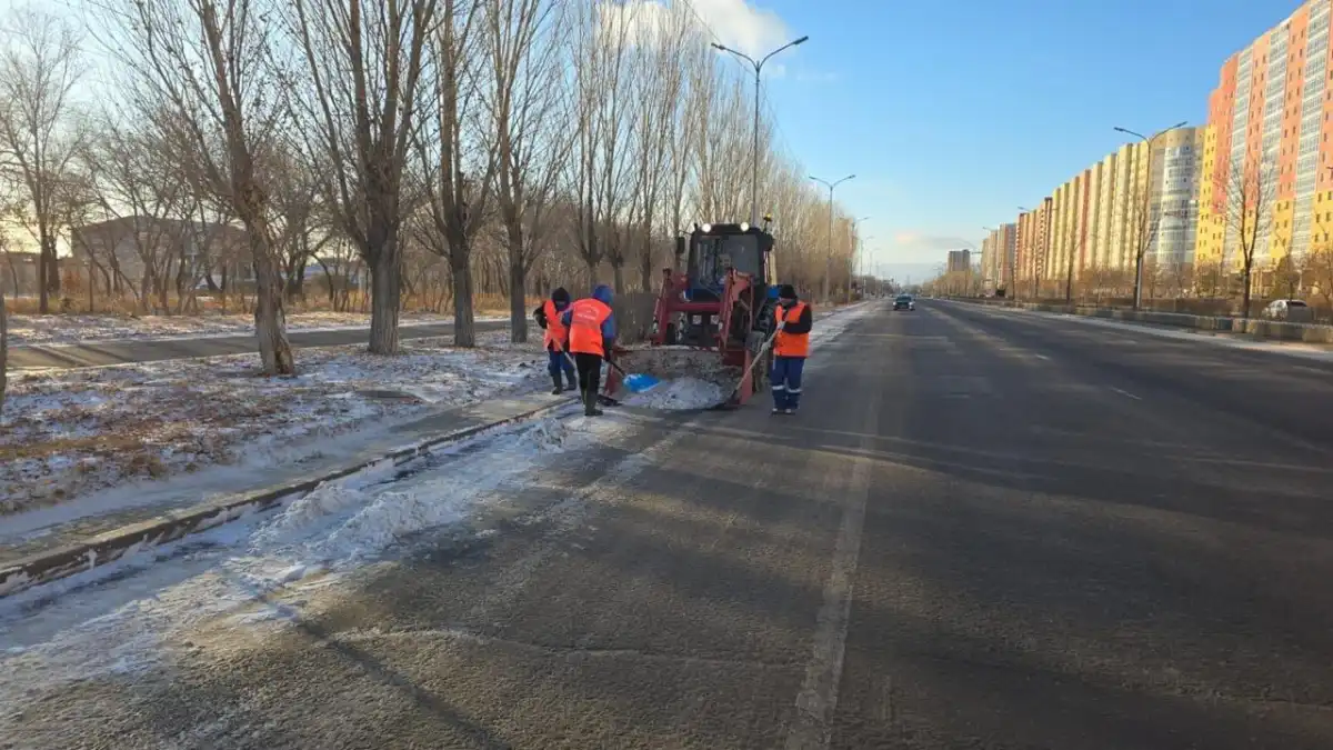Более 2 700 дорожных рабочих очищают снег в Астане