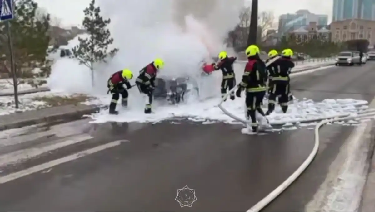 Автомобиль с газобаллонным оборудованием загорелся в центре Астаны