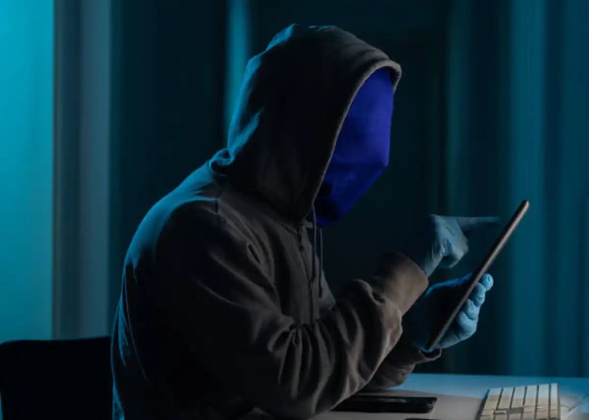 Курьер-дроппер доставил мошенникам миллионы пенсионеров