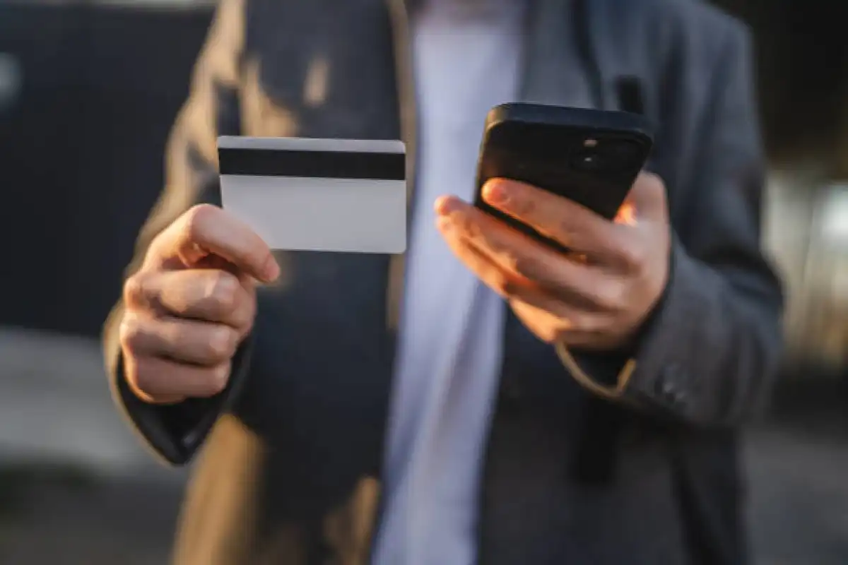 Казахстанцы больше не смогут переводить деньги во время звонка