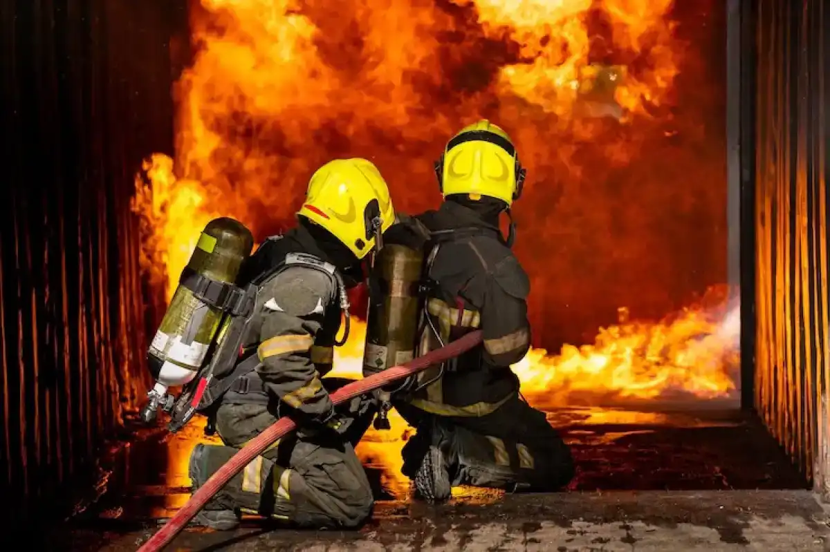 Крупный пожар на оптово-розничном рынке в Астане ликвидировали