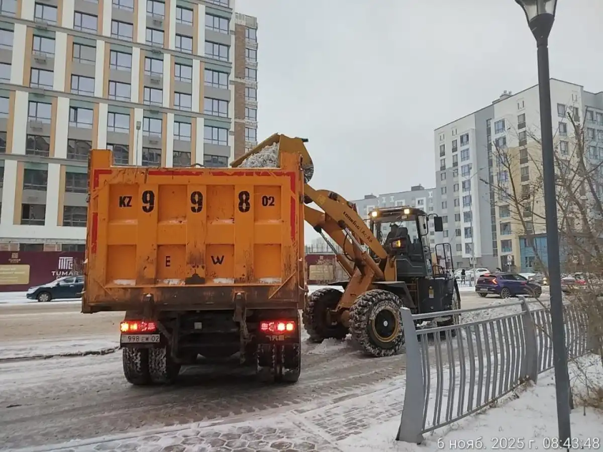 Порядка 2 500 дорожных рабочих вышли на уборку снега в Астане