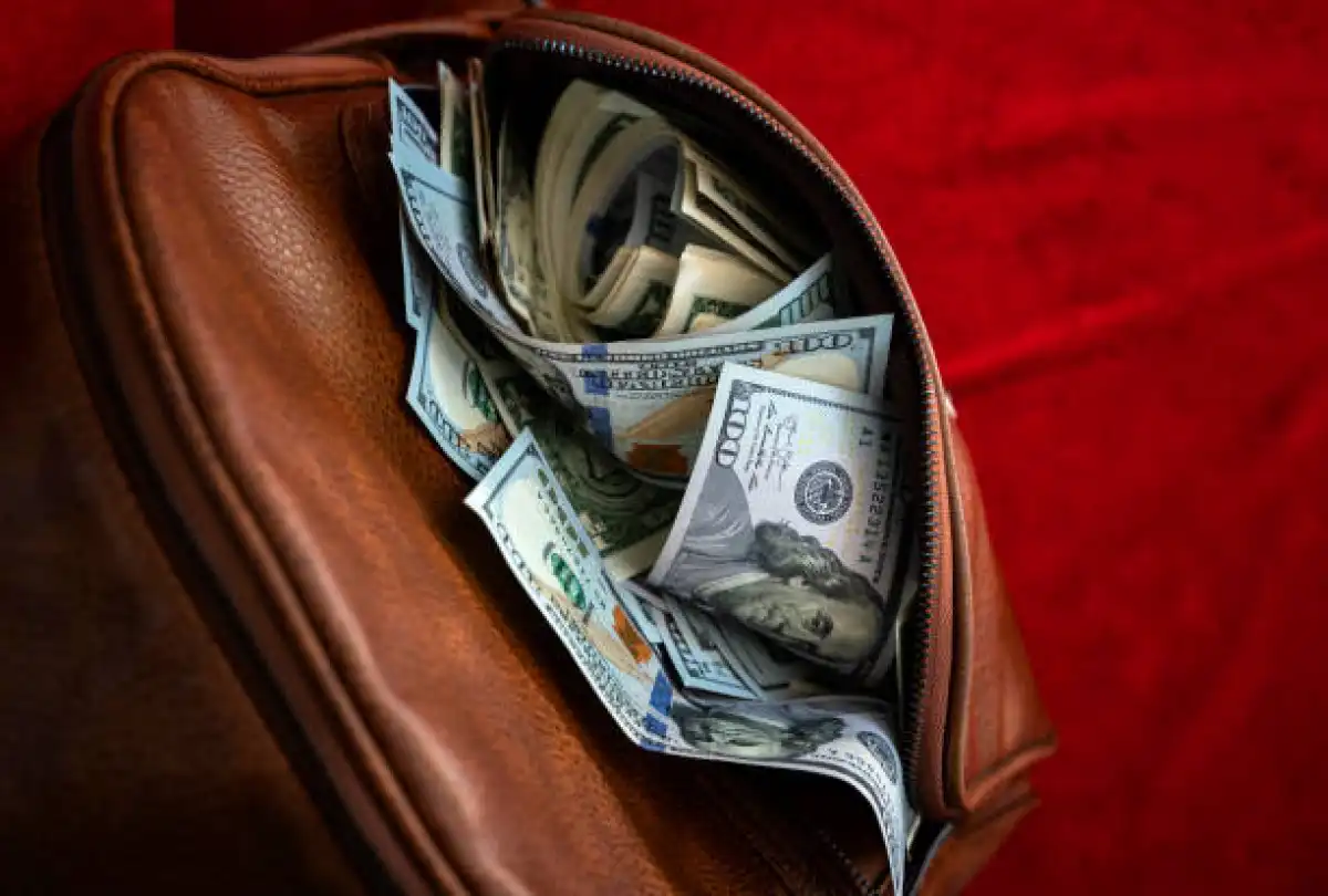 В Актау пассажир лишился части недекларированных денег