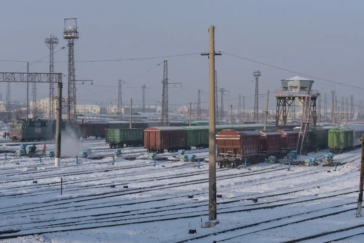 Пьяный мужчина чуть не погиб под вагоном на станции Тобол