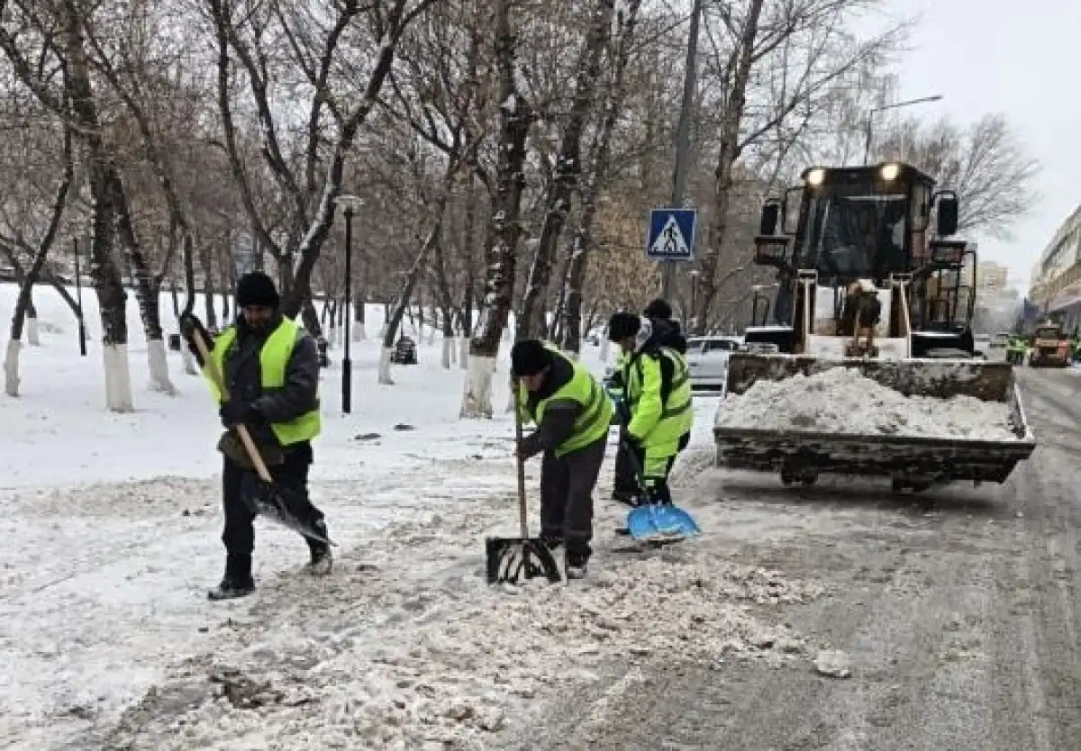 Порядка 3000 дорожных рабочих вышли на уборку снега в Астане