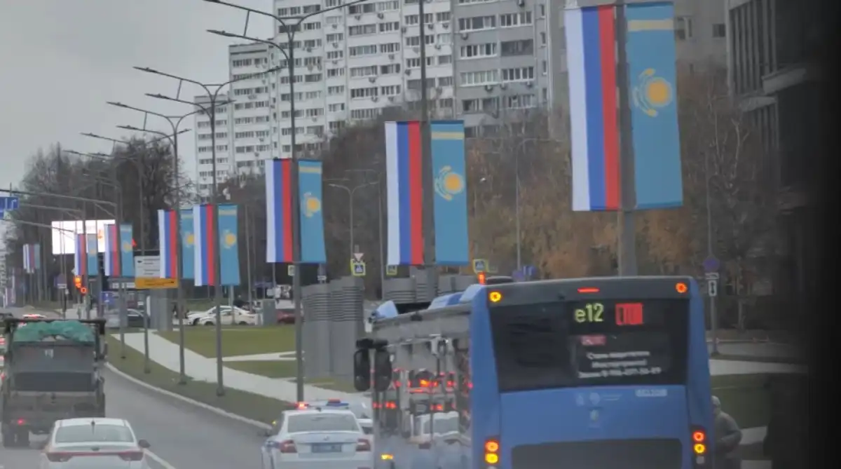 Небесно-голубые флаги Казахстана украсили Москву перед визитом Токаева
