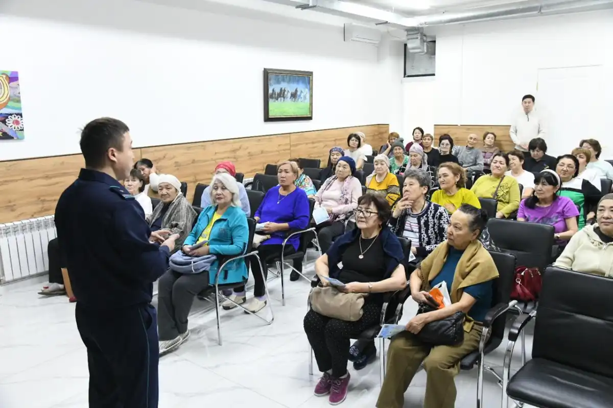 «Теперь мы знаем больше о защите от мошенников» — столичные пенсионеры о встрече с представителем киберполиции