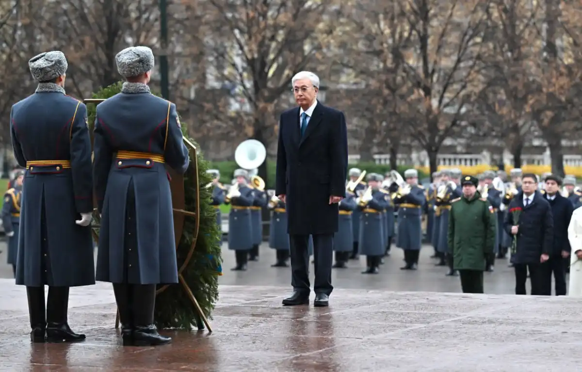 Токаев возложил цветы к «Могиле неизвестного солдата» в Москве