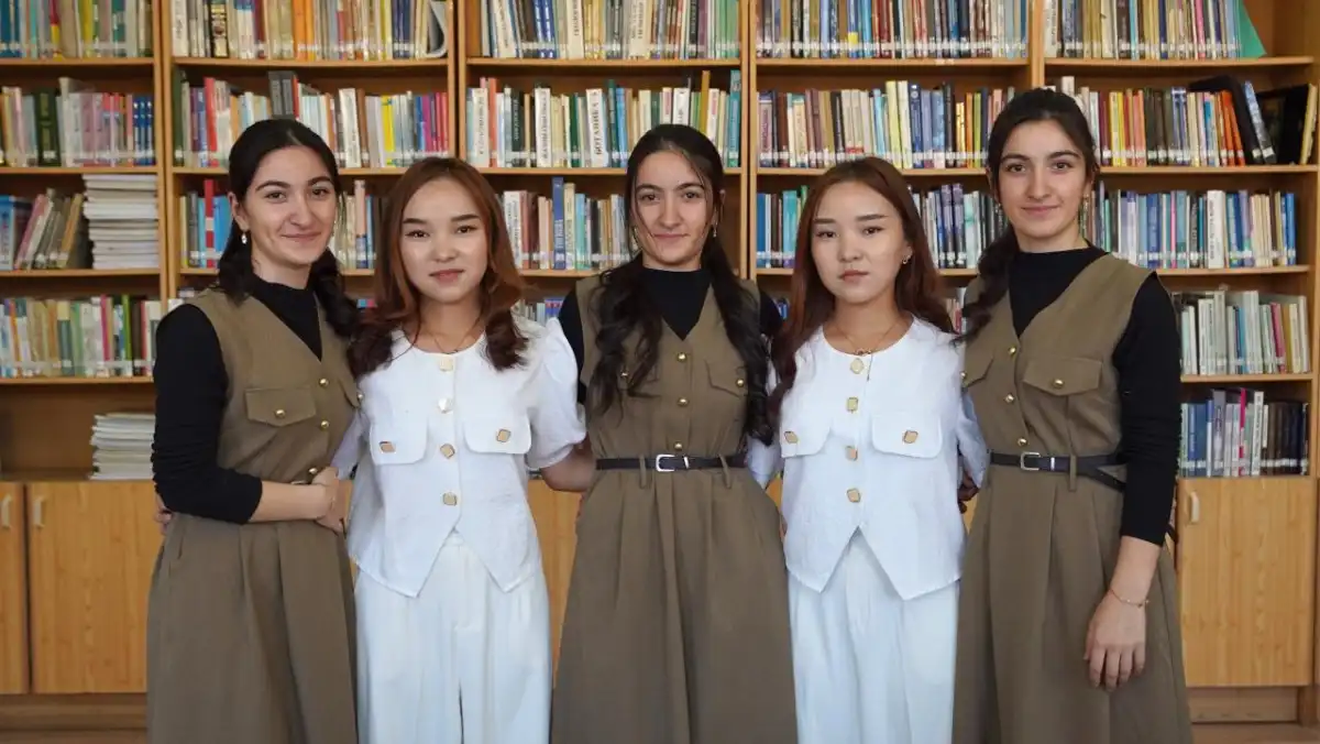 Тройняшки из Азербайджана и двойняшки из Кыргызстана изучают казахский язык