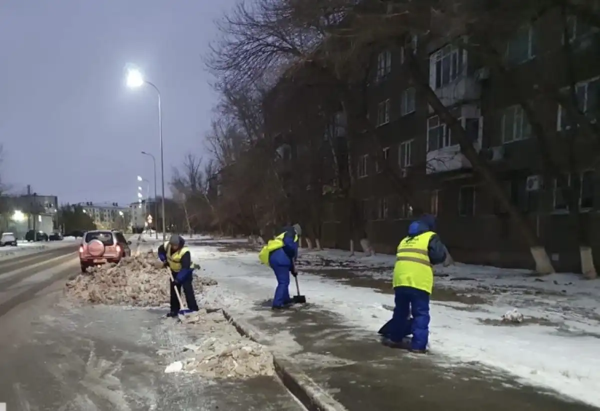 Более 700 единиц спецтехники задействуют в снегоуборочных работах ночью в Астане