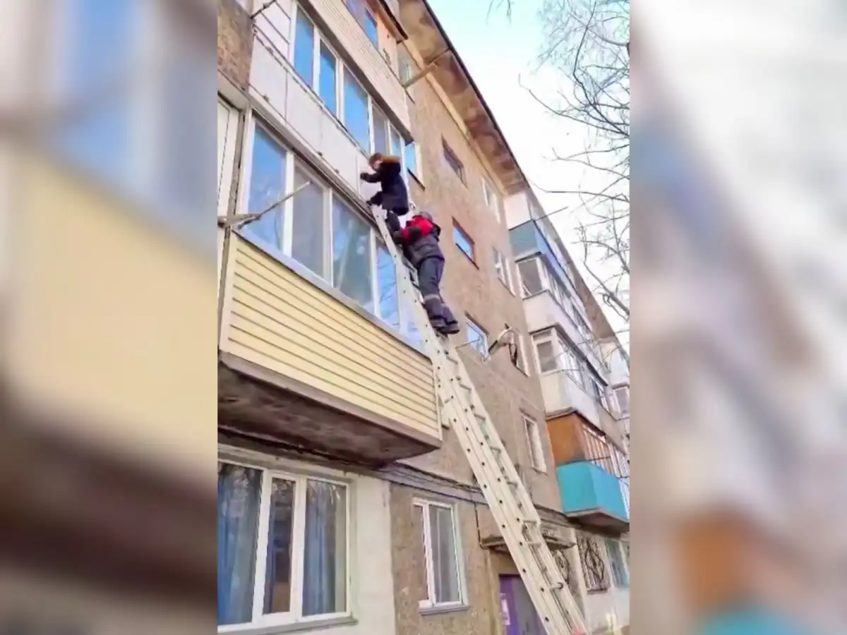 10-летний мальчик едва не выпал с балкона третьего этажа в Караганде