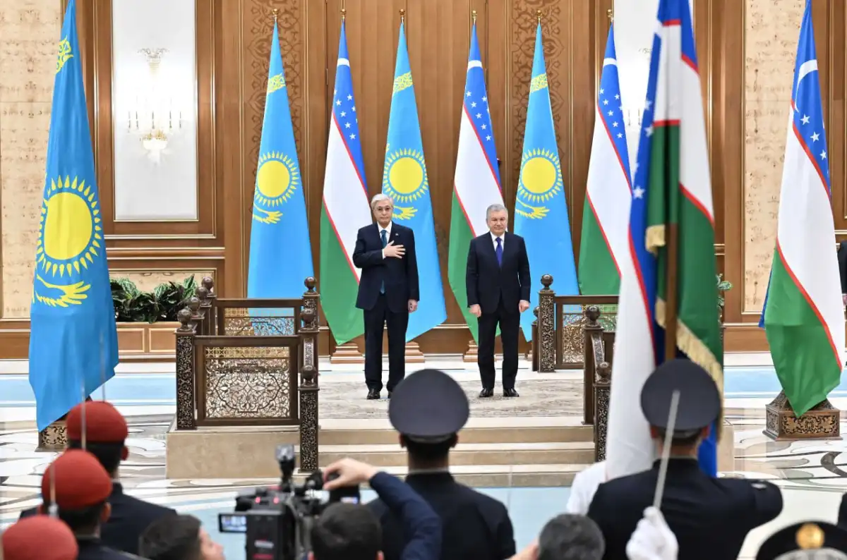 Главу государства официально встретили в Узбекистане