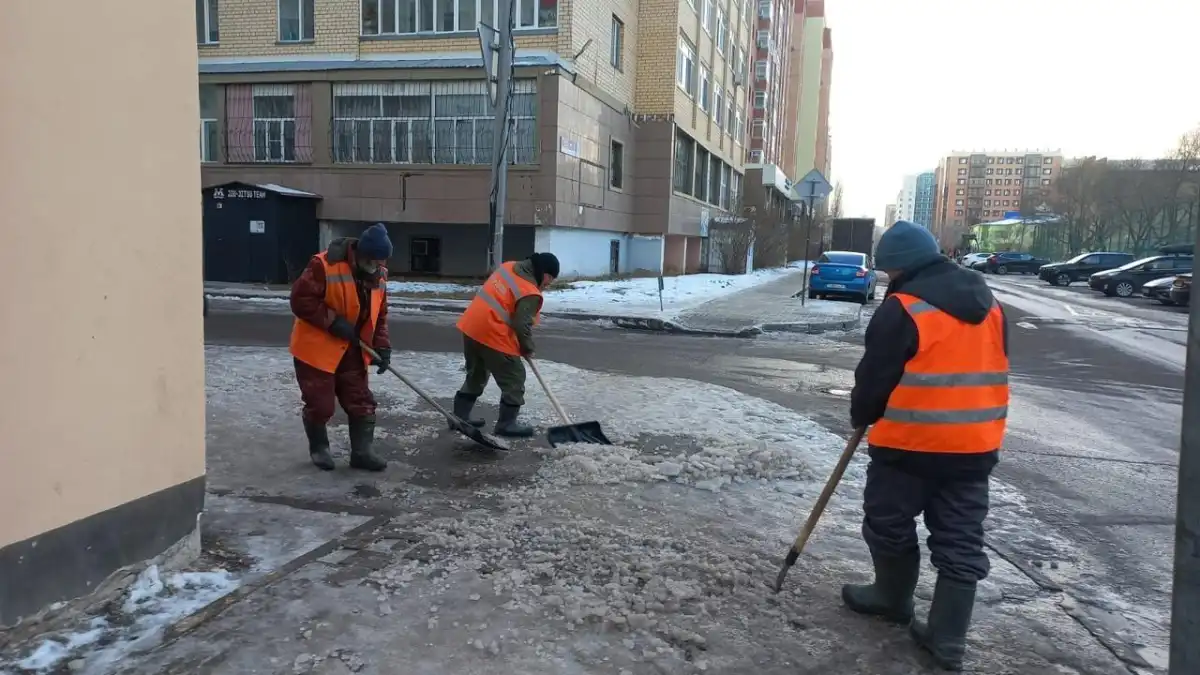 Почти 3 000 дорожных рабочих вышли на уборку снега с утра в Астане