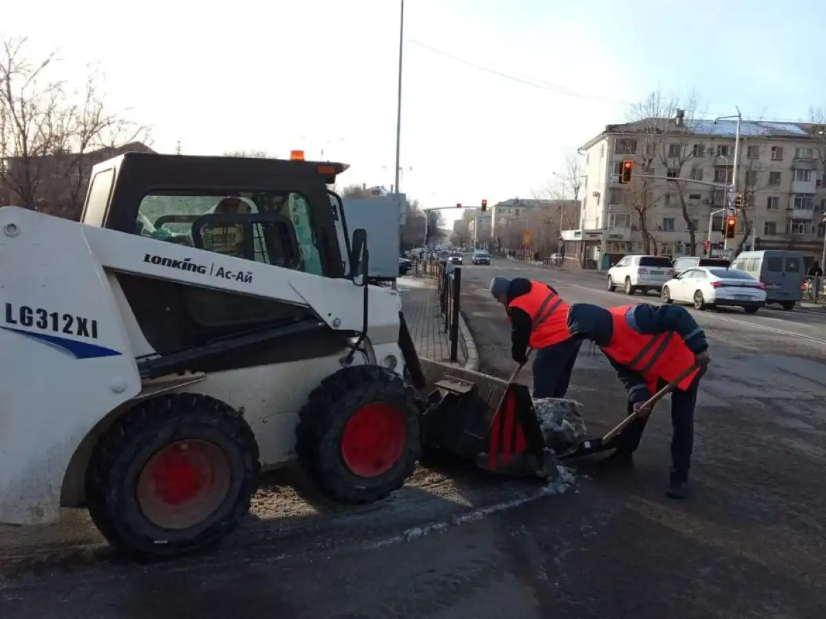 Около 3000 дорожных рабочих задействованы в снегоуборочных работах в Астане