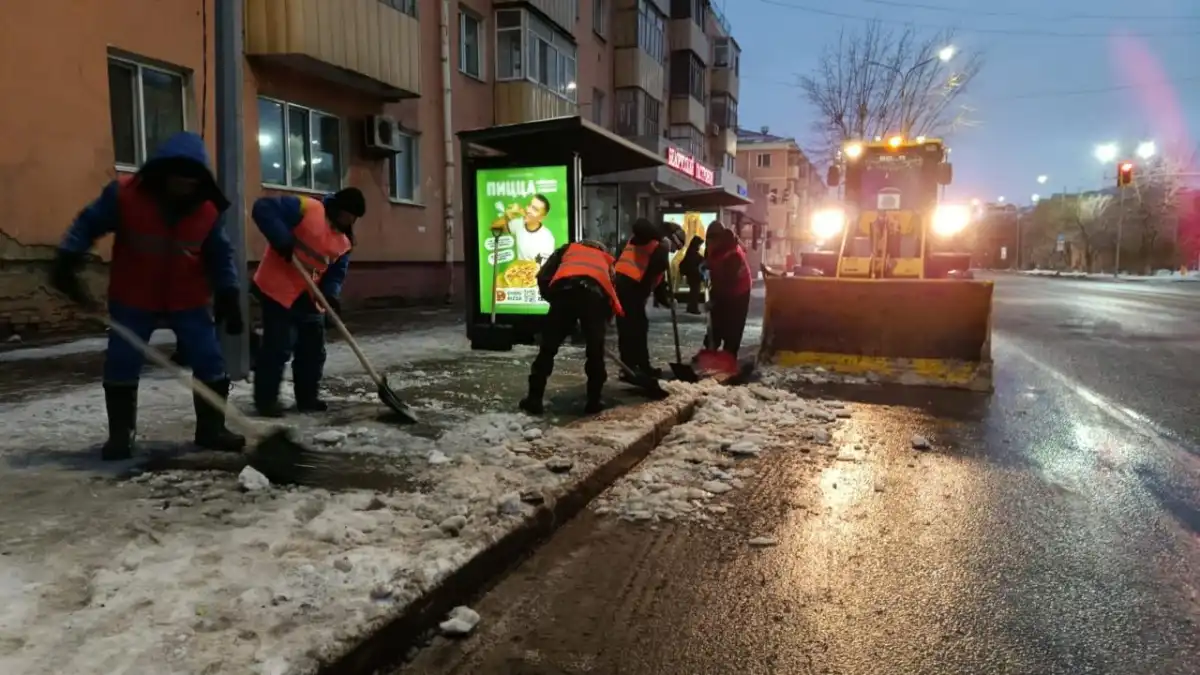 Свыше 370 единиц спецтехники задействовали в снегоуборочных работах ночью в Астане