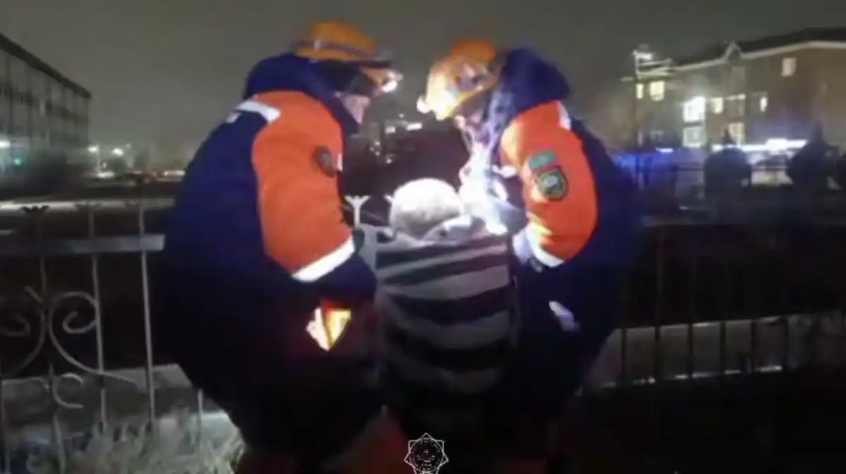 Нога жителя Уральска застряла в металлическом «капкане»