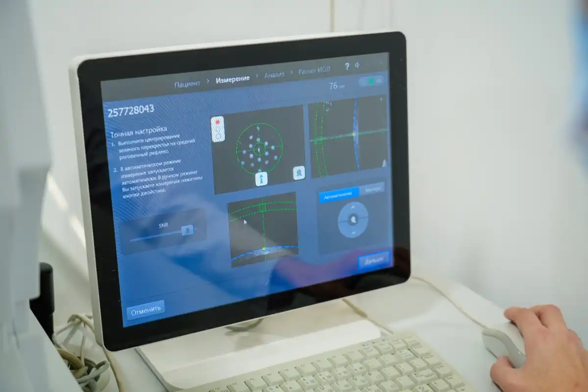 Столичные микрохирурги вернули зрение пациенту с тяжелым офтальмологическим заболеванием