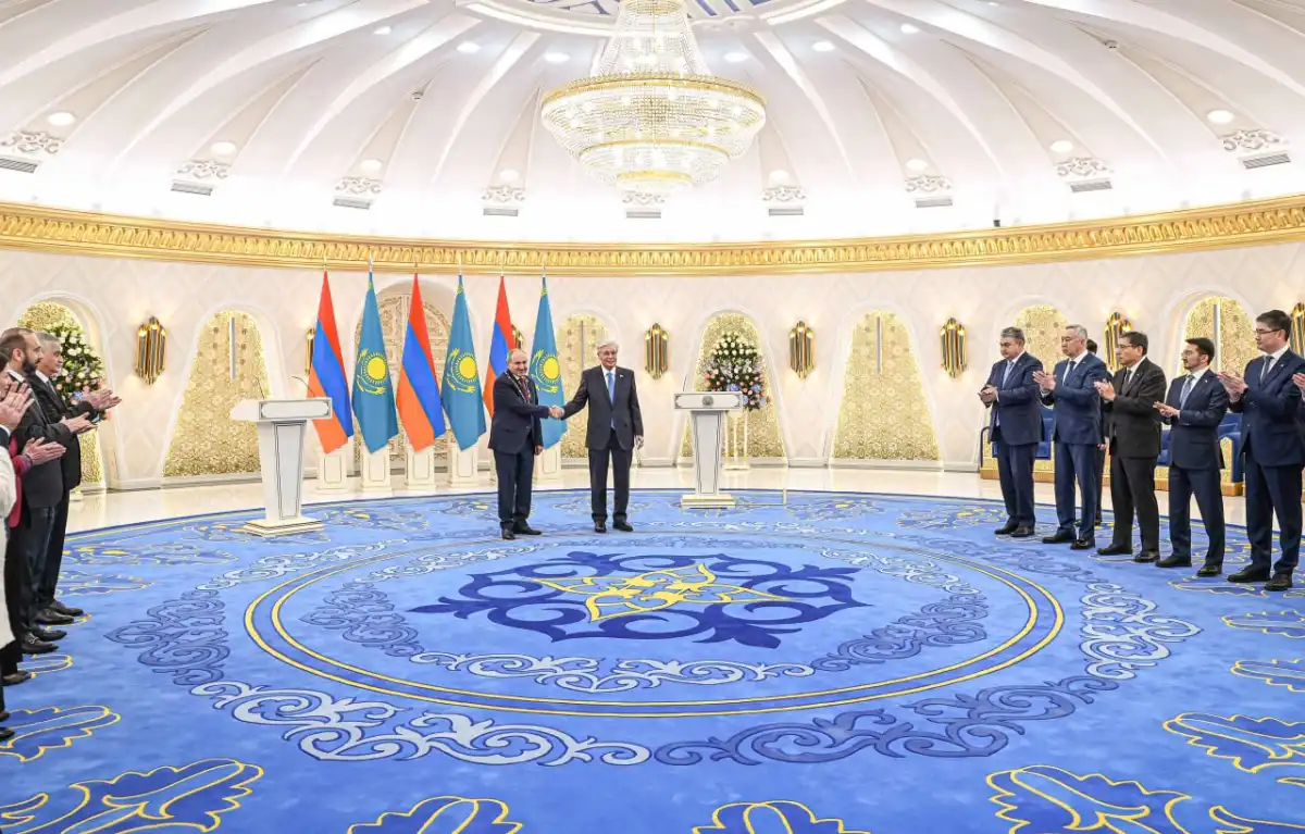 Никол Пашинян получил высшую государственную награду Казахстана