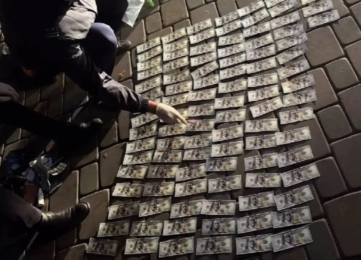 Курьера на спецзадании международной группы мошенников вычислили в Алматы