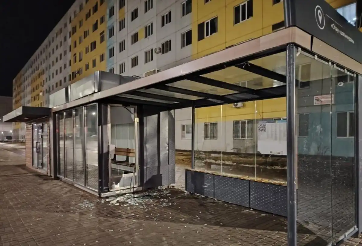 Хулиганы разнесли остановочный павильон в Астане